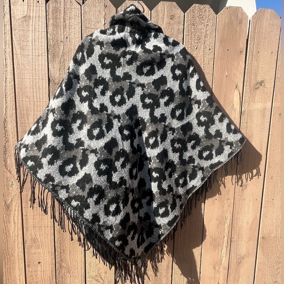 Gray & Black Animal Print Andrew Marc Poncho - Picture 4 of 7